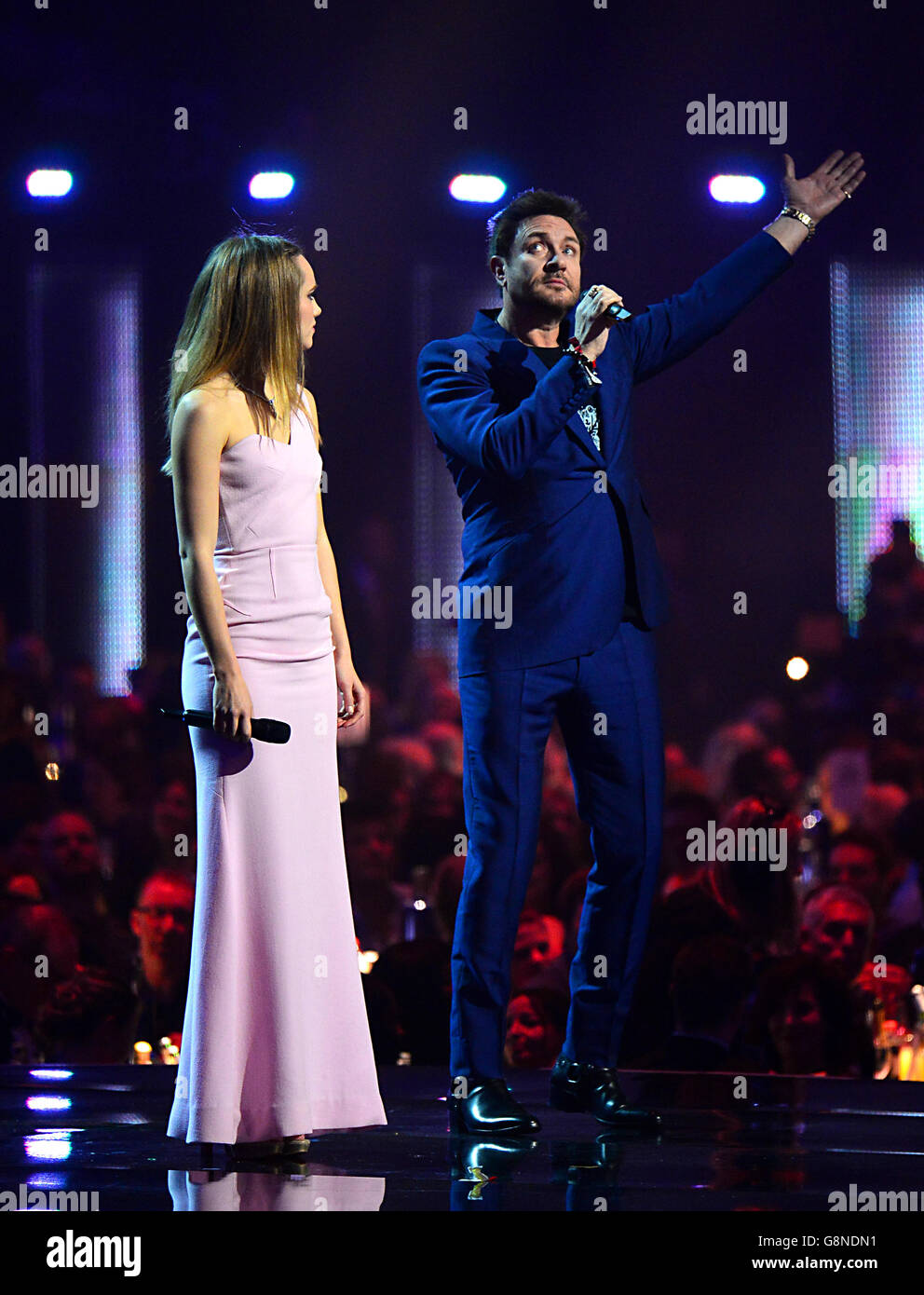 Suki Waterhouse et Simon le bon sur scène lors des Brit Awards 2016 à l'O2 Arena de Londres. Banque D'Images