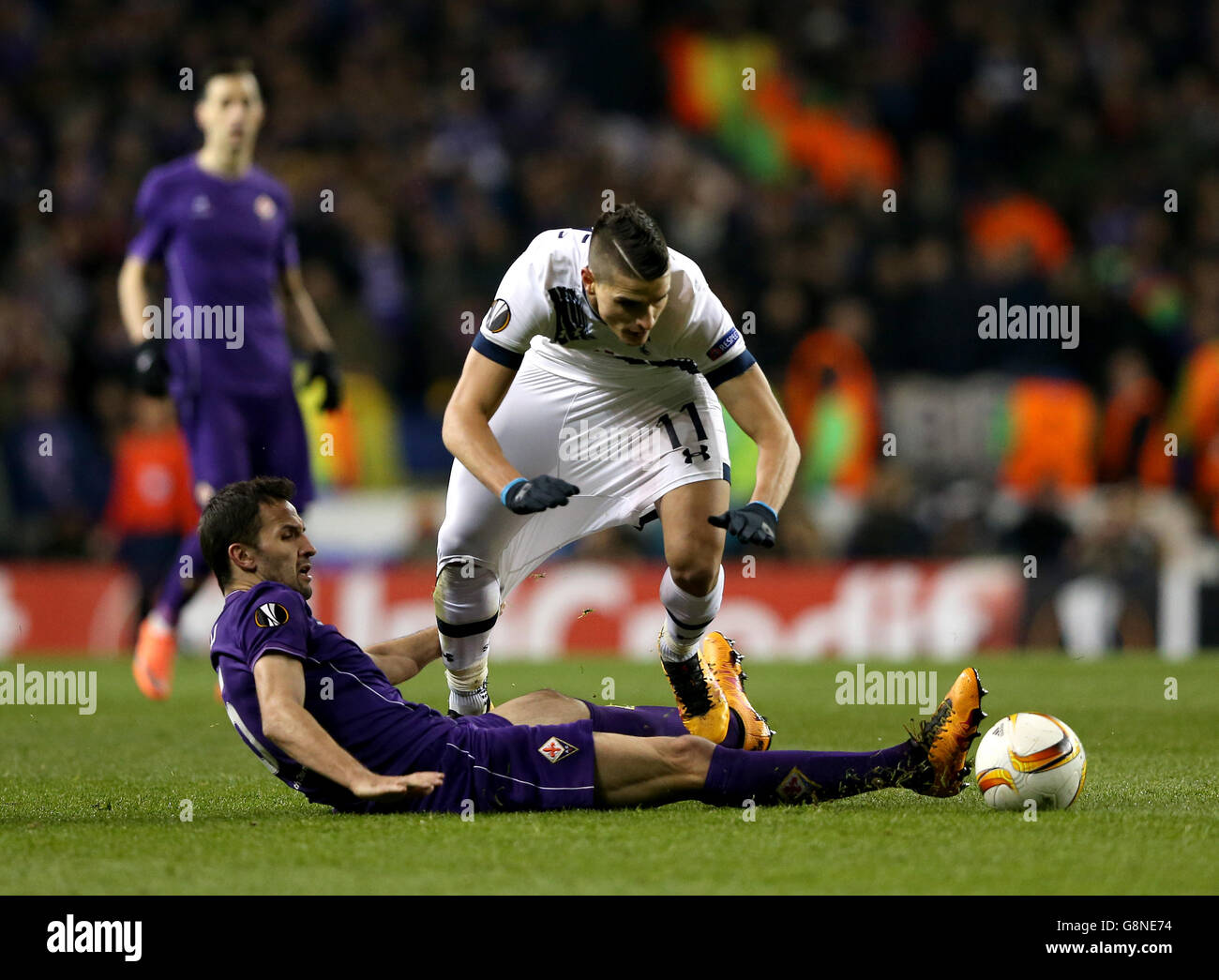 Erik Lamela (à droite) de Tottenham Hotspur et Badelj de Milan de Fiorentina se battent pour le ballon lors du match de l'UEFA Europa League à White Hart Lane, Londres. Banque D'Images