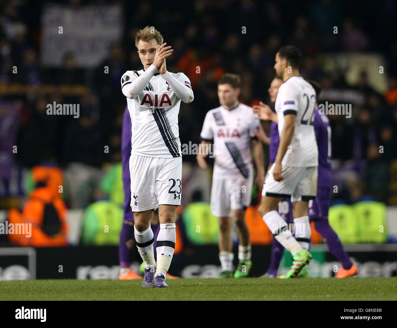 Christian Eriksen de Tottenham Hotspur remercie les fans de la maison après le coup de sifflet final lors du match de l'UEFA Europa League à White Hart Lane, Londres. Banque D'Images