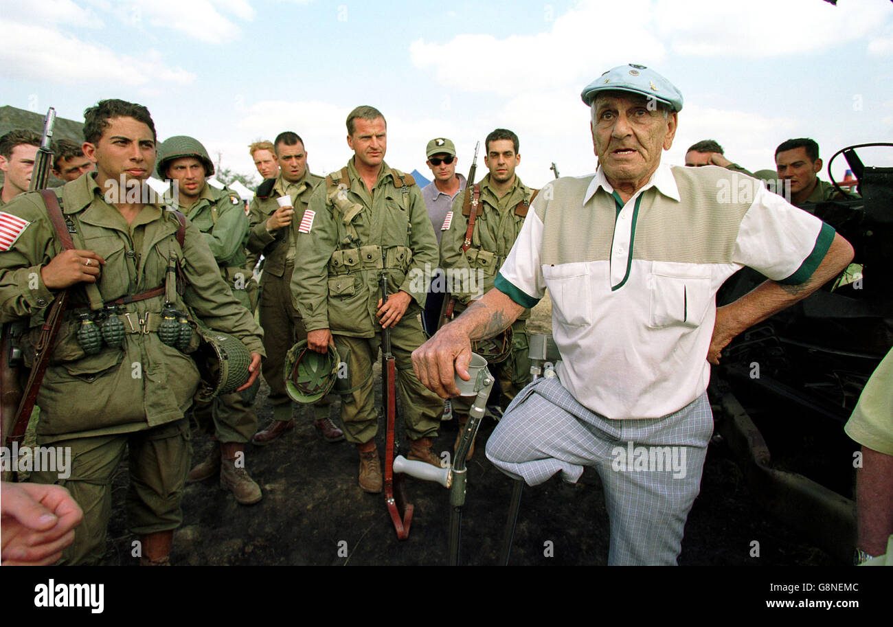 BAND OF BROTHERS Série TV. Un ancien combattant de la deuxième guerre mondiale, le sergent Bill Guarnere responsable de la véritable 'Band of Brothers', la visite de l'ensemble de la série TV à Hatfield, Hertfordshire, Angleterre, où les acteurs habillés comme les séances se sont réunis pour écouter ses anecdotes. Banque D'Images