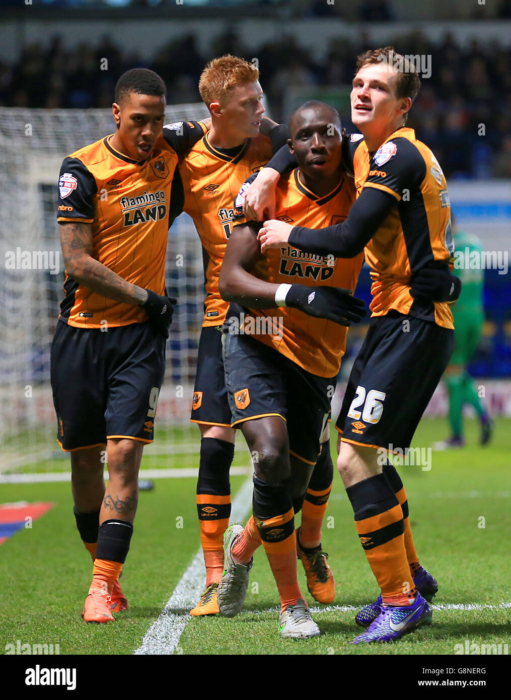 Mohamed Diame de Hull City (deuxième à droite) célèbre avec Andrew Robertson (à droite) après avoir marquant le premier but de son côté contre Ipswich Town lors du match de championnat Sky Bet à Portman Road, Ipswich. Banque D'Images