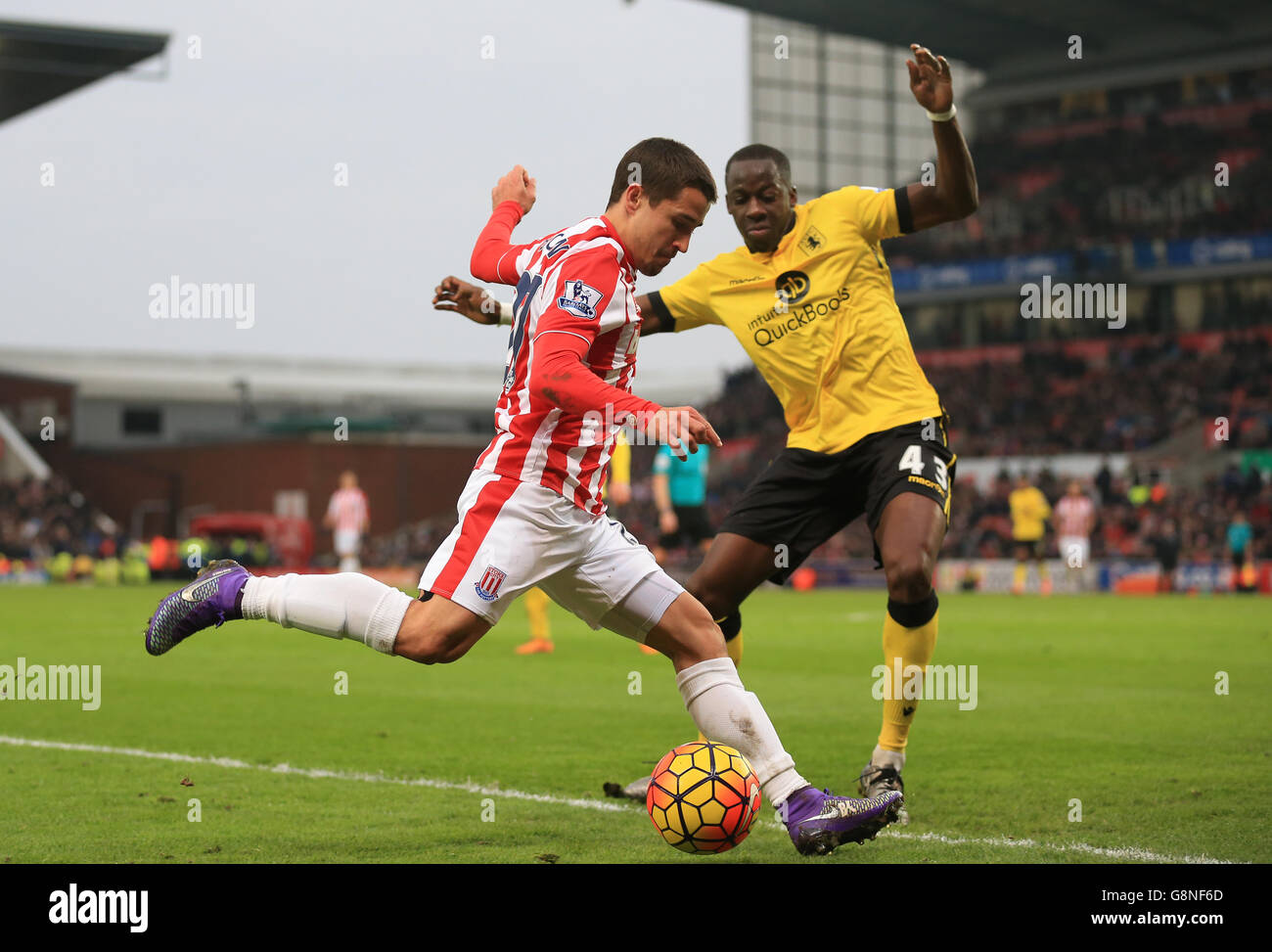 Bojan Krkic (à gauche) et Aly Cissokho de Stoke City se battent pour le ballon lors du match de la Barclays Premier League au stade Britannia, Stoke-on-Trent. APPUYEZ SUR ASSOCIATION photo. Date de la photo: Samedi 27 février 2016. Voir PA Story FOOTBALL Stoke. Le crédit photo devrait être le suivant : Nigel French/PA Wire. Banque D'Images