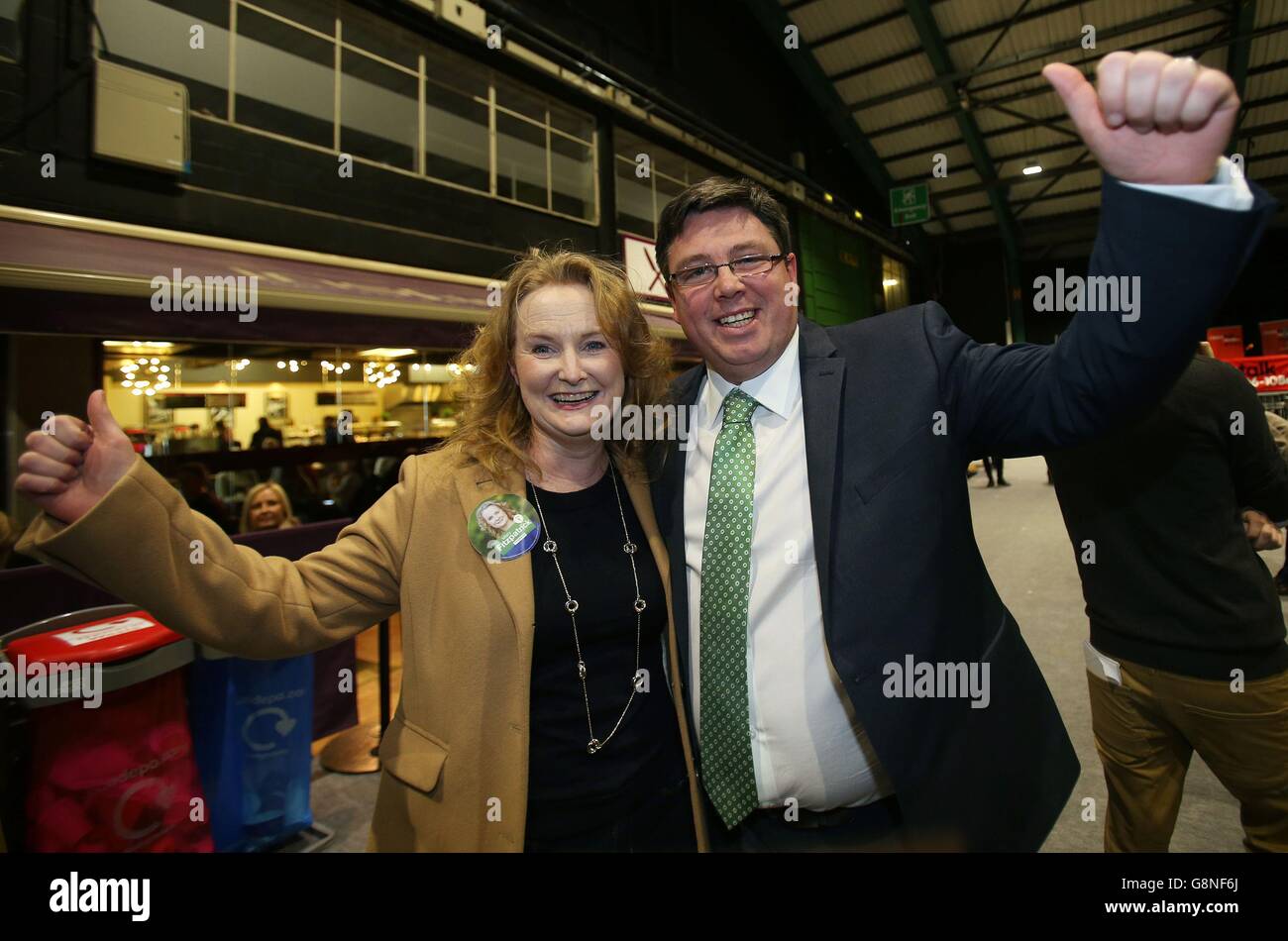 Les candidats de Fianna Fail Mary Fitzpatrick, Dublin Central, et Paul McAuliffe arrivent au centre de décompte des élections du RDS à Dublin, en Irlande, alors que le décompte des élections générales de 2016 est en cours. Banque D'Images