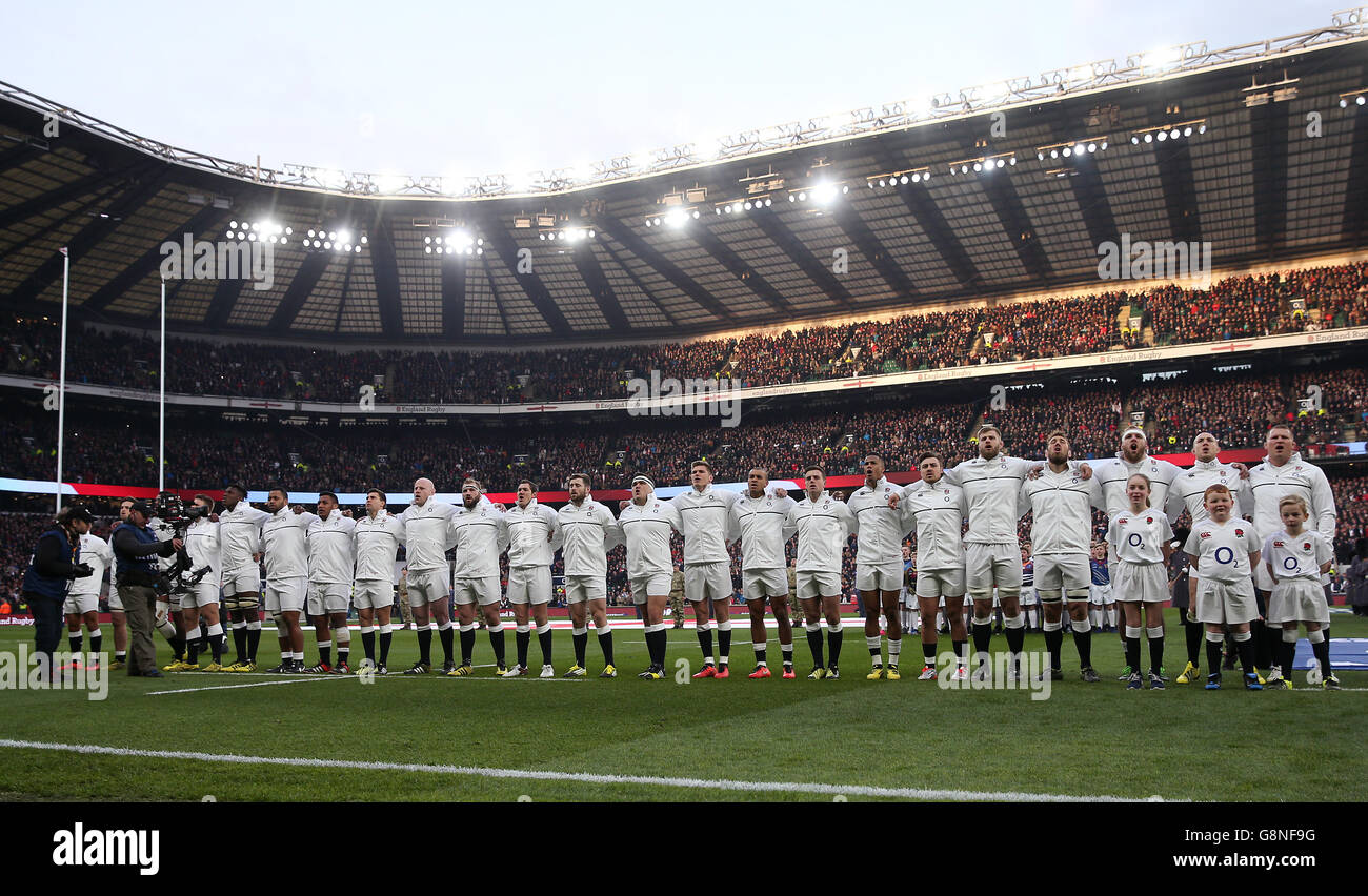 Les joueurs d'Angleterre chantent l'hymne national avant le match des six Nations du RBS de 2016 au stade de Twickenham, à Londres. Banque D'Images
