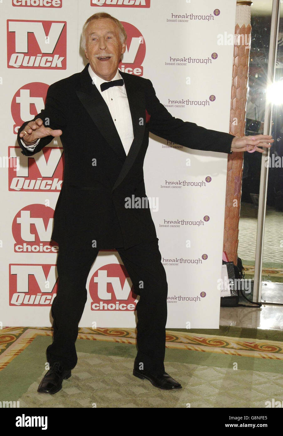 Bruce Forsyth arrive pour les prix TV Quick et TV Choice Awards à l'hôtel Dorchester dans le centre de Londres lundi 5 septembre 2005 PRESSE ASSOCIATION photo. Crédit photo devrait lire: Yui Mok / PA Banque D'Images
