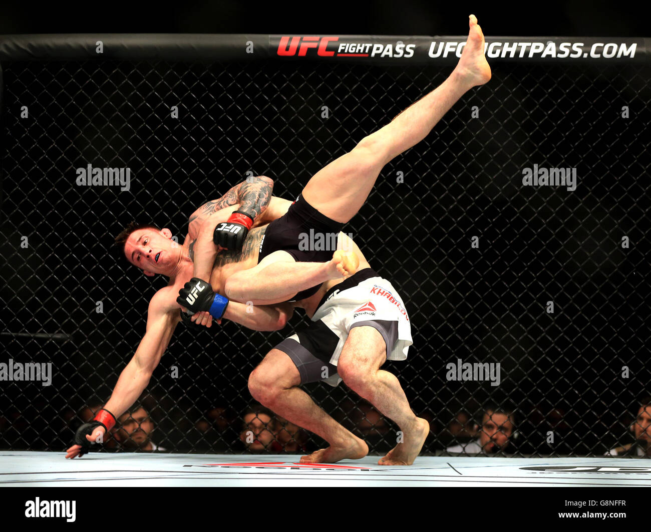 Le Norman Parke (en face) de Grande-Bretagne est lancé par Rustam de Russie Khabilov pendant la nuit de combat de l'UFC Banque D'Images