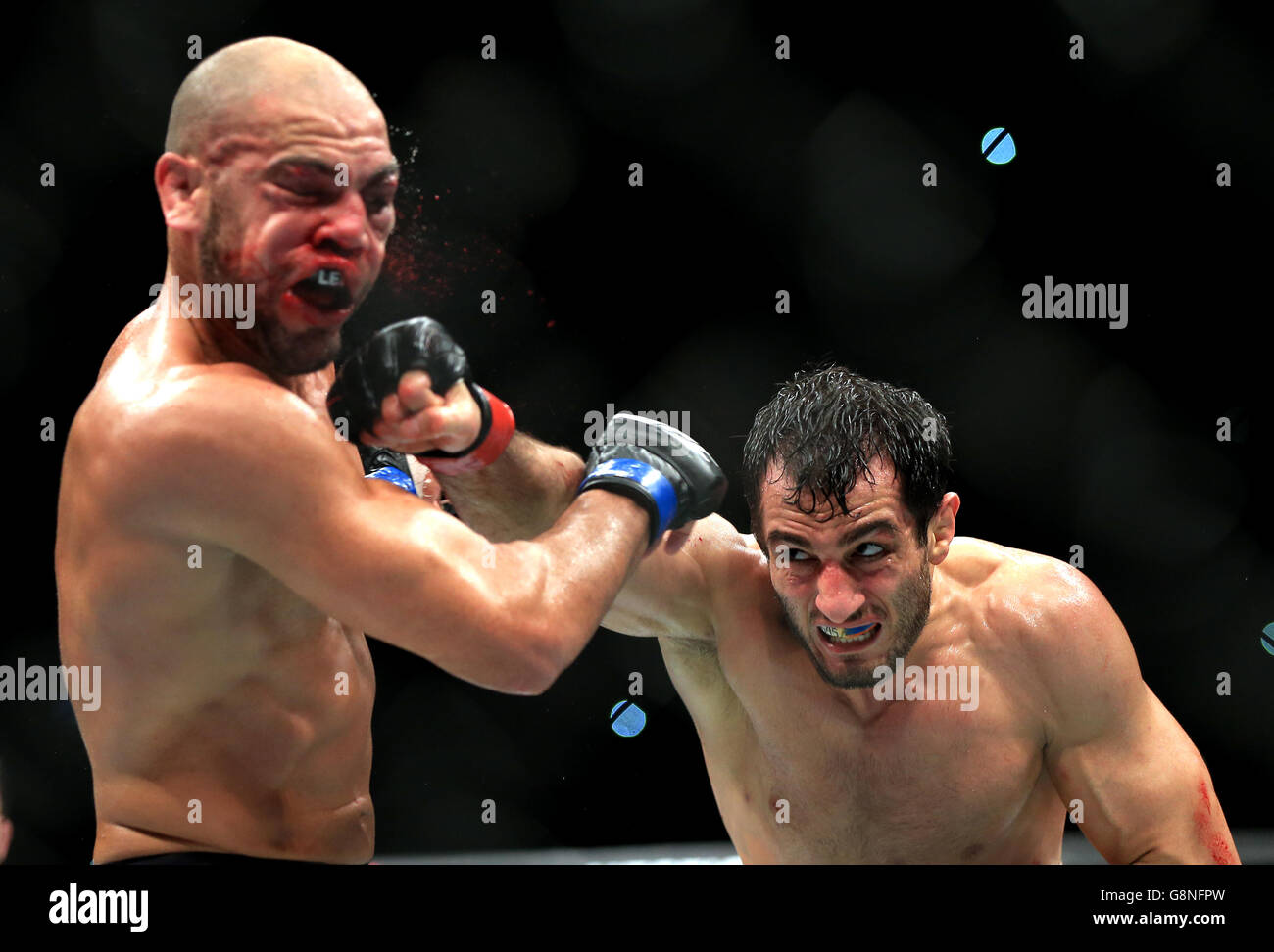 Gegard Mousasi (à droite) de Hollande en route pour vaincre celle du Brésil Thales Leites (à gauche) pendant la nuit de combat de l'UFC Banque D'Images