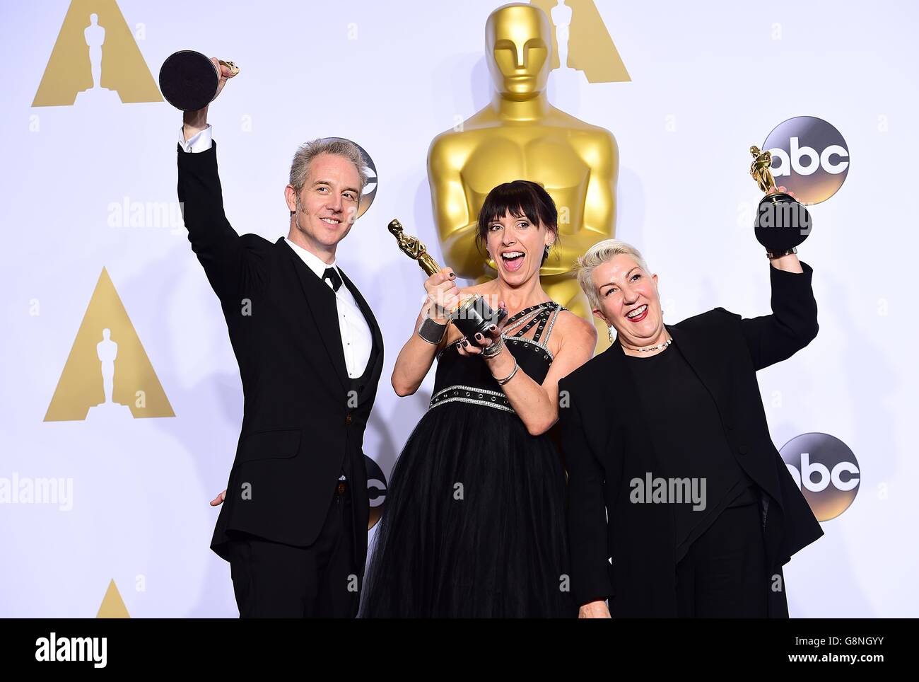 Margot Robbie (à l'extrême gauche) et Jared Leto (à l'extrême droite) présentent Lesley Vanderwalt (deuxième à droite), Elka Wardega (au centre) et Damian Martin (deuxième à gauche) avec les Academy Awards for Best maquillage and Hairstyling dans la salle de presse des 88e Academy Awards qui se tiennent au Dolby Theatre à Hollywood, Los Angeles, CA, États-Unis, 28 février 2016. Banque D'Images