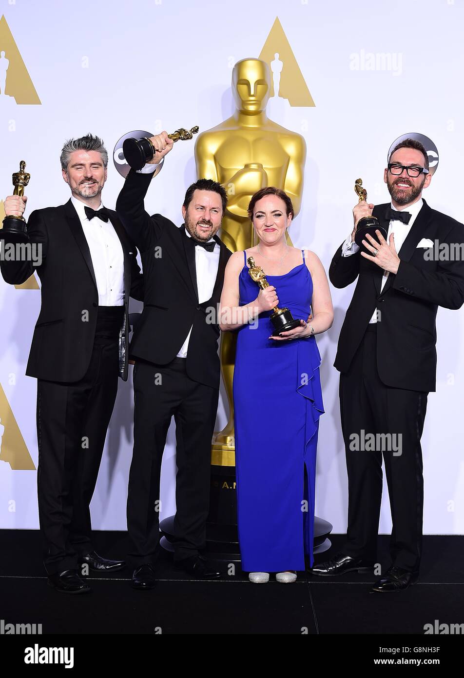 (De gauche à droite) Mark Ardington, Paul Norris, Sara Bennett et Andrew Whitehurst avec les Academy Awards for Best Visual Effects dans la salle de presse des 88e Academy Awards qui se sont tenus au Dolby Theatre à Hollywood, Los Angeles, CA, États-Unis, le 28 février 2016. Banque D'Images