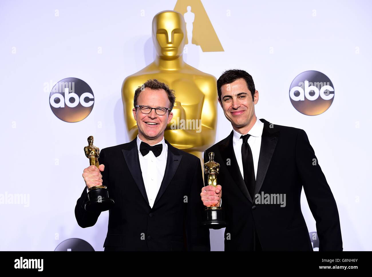 Josh Singer (à droite) et Tom McCarthy, scénariste-réalisateur (à gauche) acceptent le Academy Award for Best Original Screenplay dans la salle de presse des 88e Academy Awards qui se tiennent au Dolby Theatre à Hollywood, Los Angeles, CA, USA, le 28 février 2016. Banque D'Images