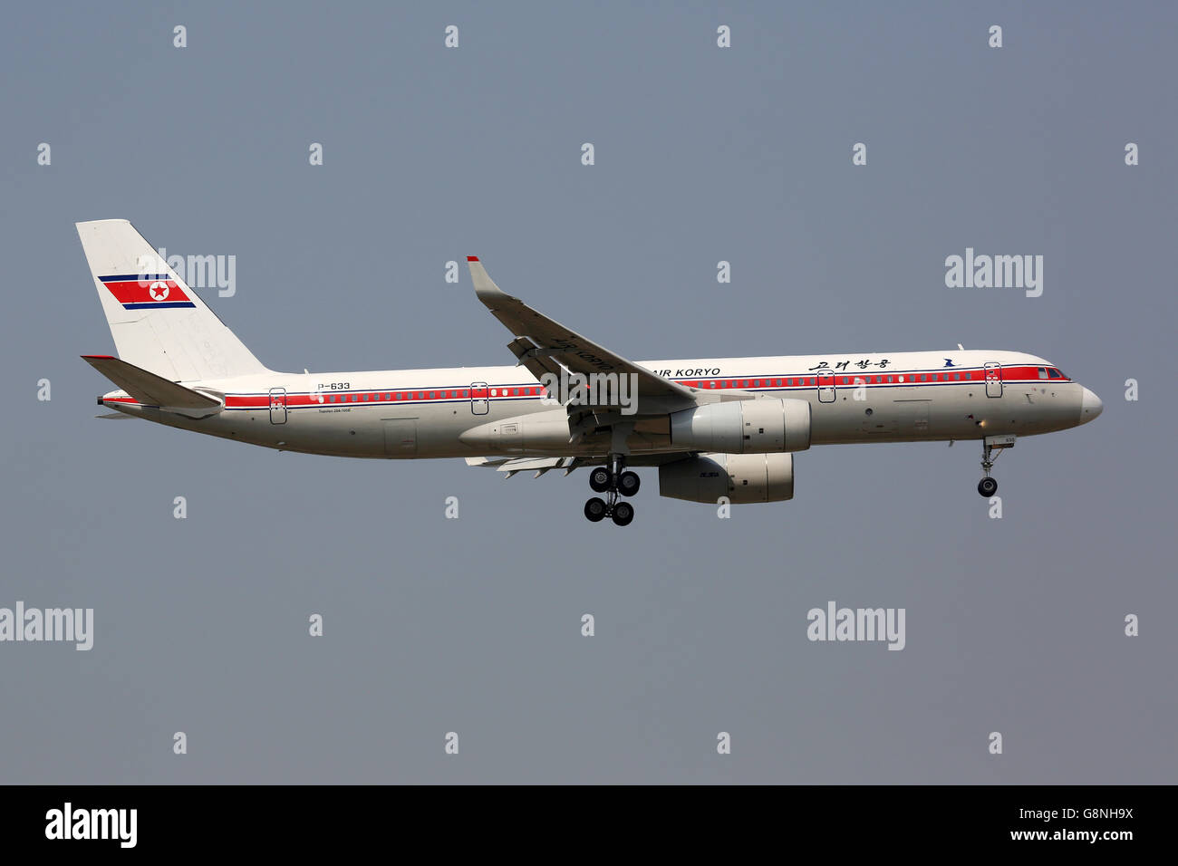 Beijing, Chine - le 21 mai 2016 : Un Air Koryo Tupolev Tu-204 avion avec l'enregistrement P-633 Beijing International approches Banque D'Images