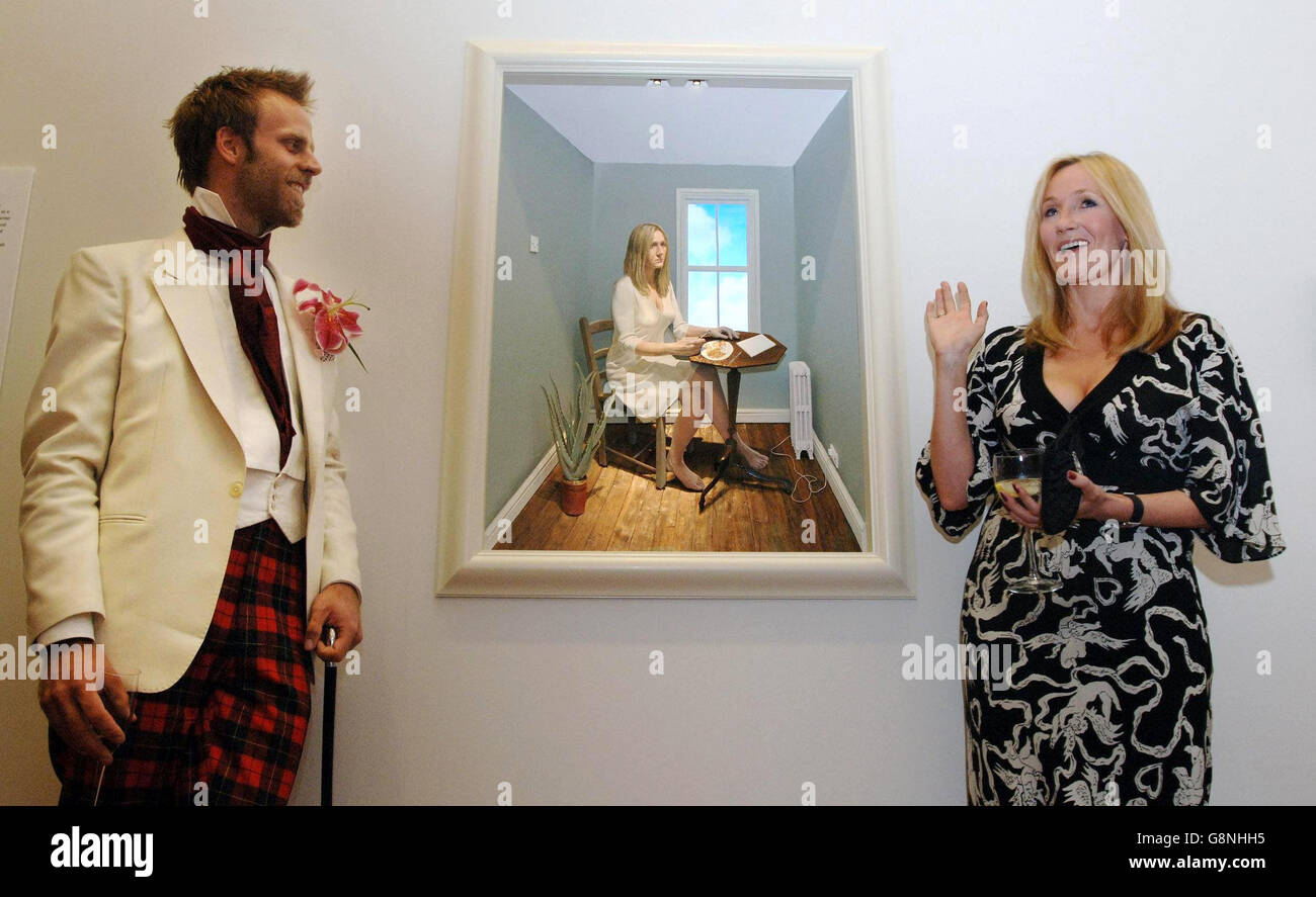 JK Rowling, auteur des livres « Harry Potter », se dresse avec un portrait d'elle-même nouvellement dévoilé, une construction en trois dimensions dans les médias mixtes par Stuart Pearson Wright (à gauche) à la National Portrait Gallery à Londres, le mardi 6 septembre 2005. Voir PA Story ARTS Rowling. APPUYEZ SUR ASSOCIATION photo. Le crédit photo devrait se lire comme suit : Fiona Hanson/PA Banque D'Images
