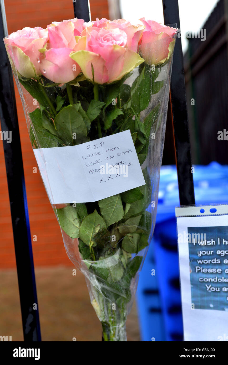 Des messages et des fleurs sont laissés à l'extérieur de la mosquée Hamza, à Ashton-under-Lyne, où un garçon de 11 ans a été tué dans un coup-à-coups à l'extérieur de la mosquée. Banque D'Images
