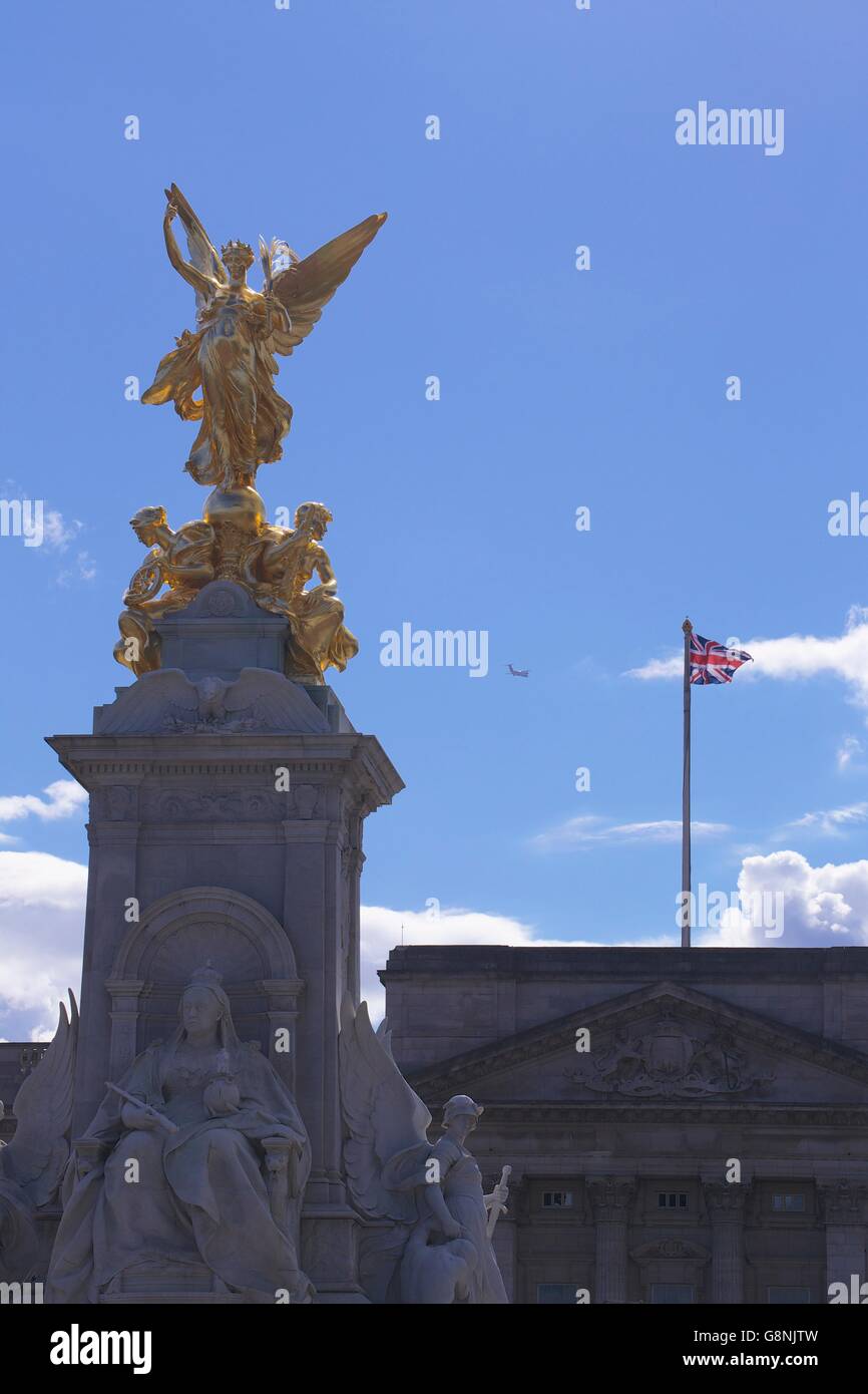 La Victoire de Samothrace, Victoria monument, Buckingham Palace, London, England, UK Banque D'Images