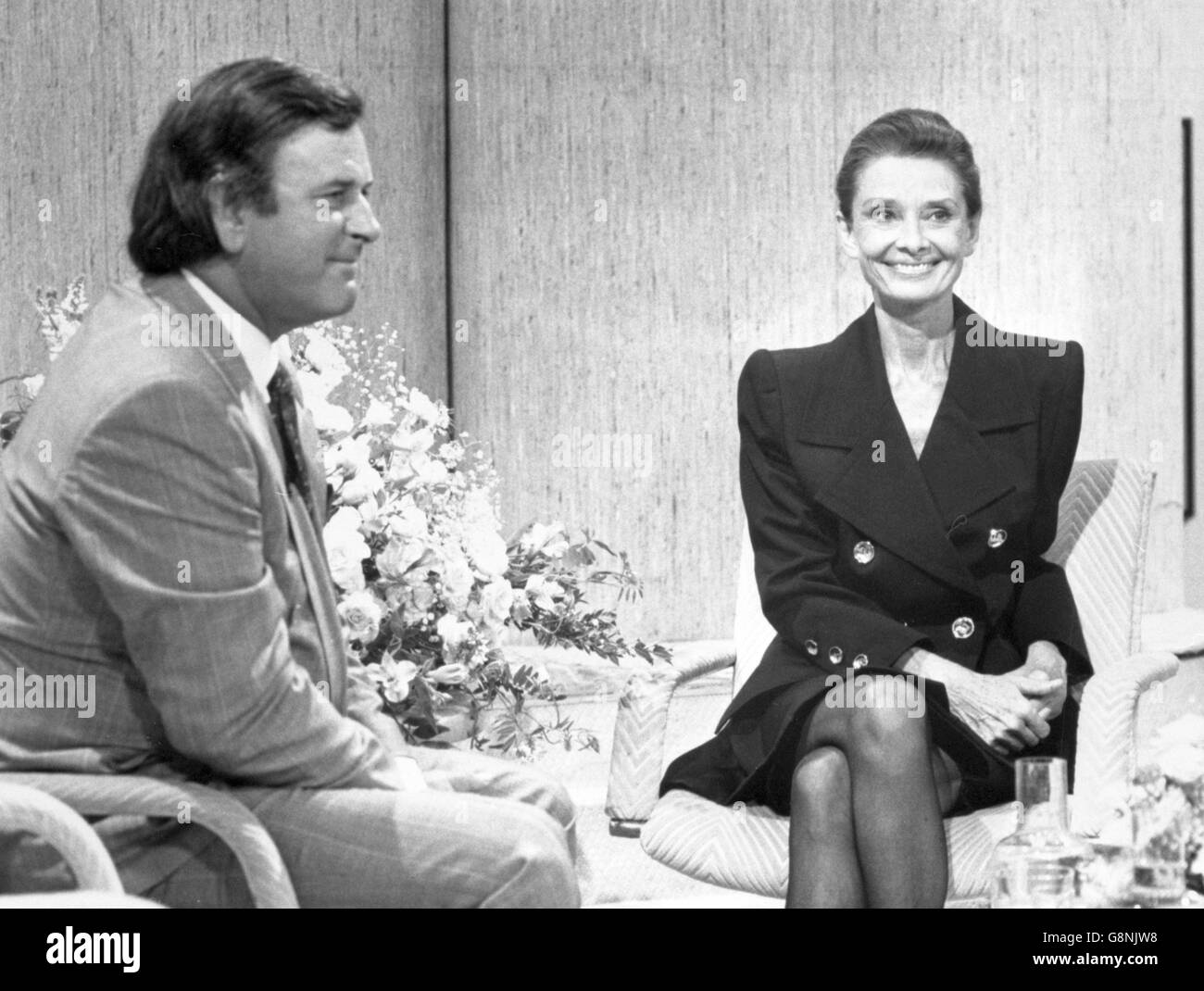 Audrey Hepburn et Terry Wogan.L'actrice Audrey Hepburn apparaît sur le chat de Terry Wogan. Banque D'Images