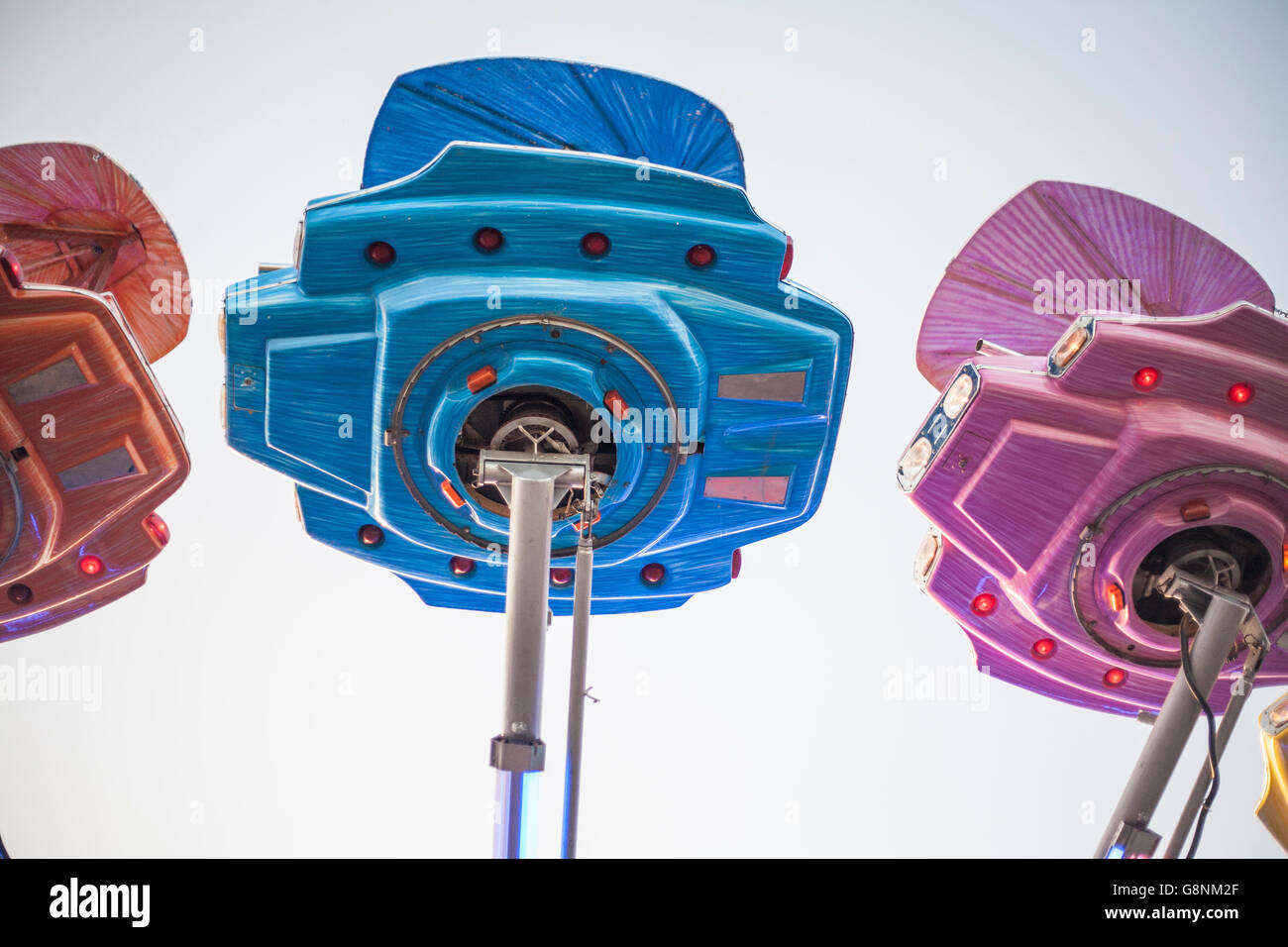 Bateau Vintage attraction de l'espace fête foraine au crépuscule, Espagne Banque D'Images