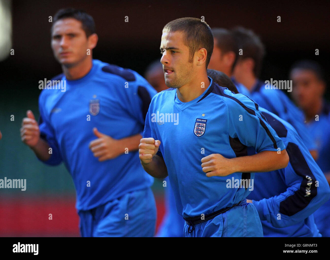 Joe Cole et Frank Lampard (L) se réchauffent lors d'une séance d'entraînement à Cardiff, le vendredi 2 septembre 2005.L'Angleterre joue au pays de Galles lors de la coupe du monde au Millennium Stadium demain.APPUYEZ SUR ASSOCIATION photo.Le crédit photo devrait se lire: Nick Potts/PA. Banque D'Images