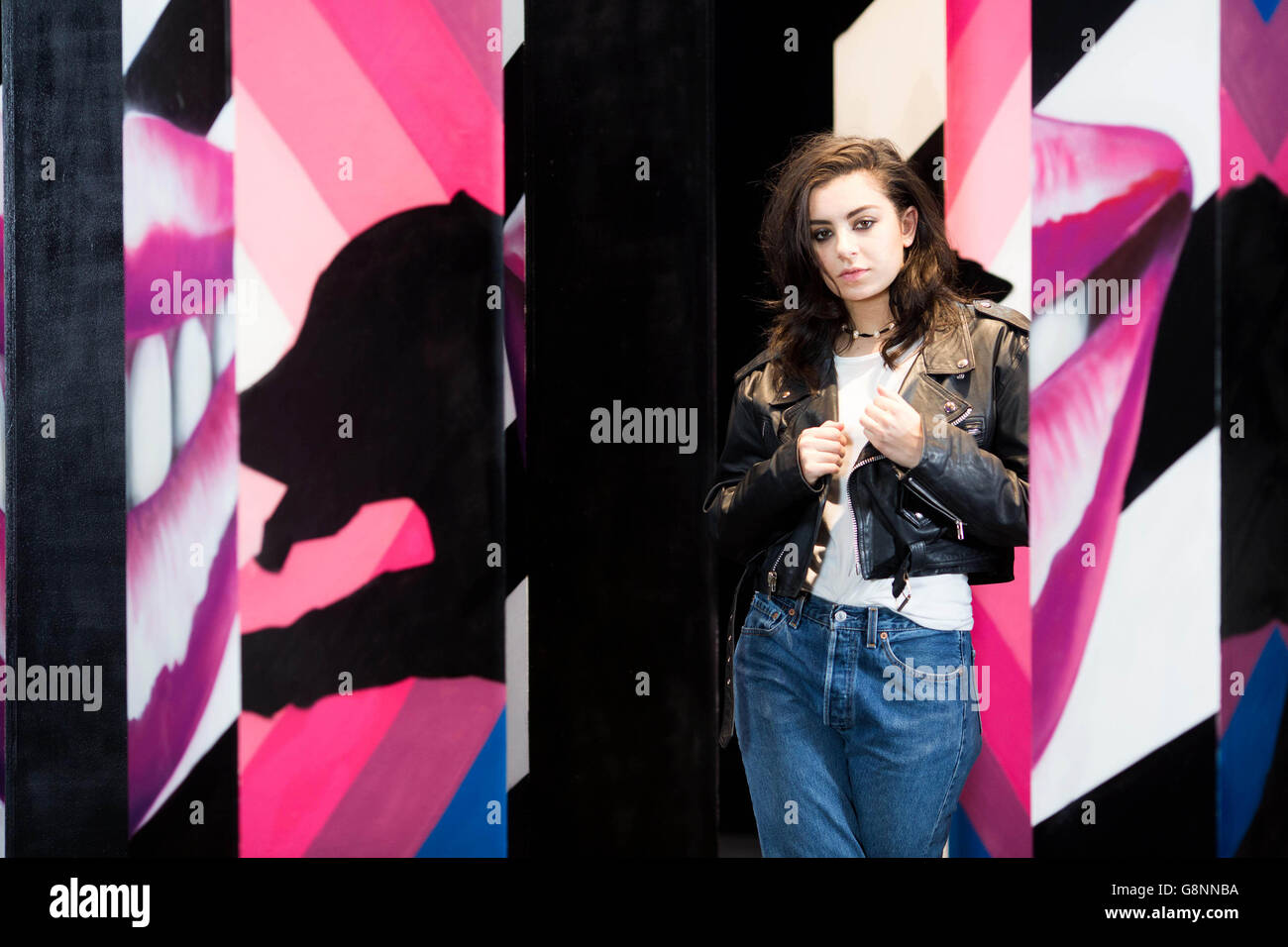 UTILISATION ÉDITORIALE SEULEMENT Charli XCX dévoile un art interactif unique, basé sur son interprétation du goût de Pepsi MAX Cherry, et créé par l'artiste graffiti INSA aux Hackney Studios de Londres. Banque D'Images