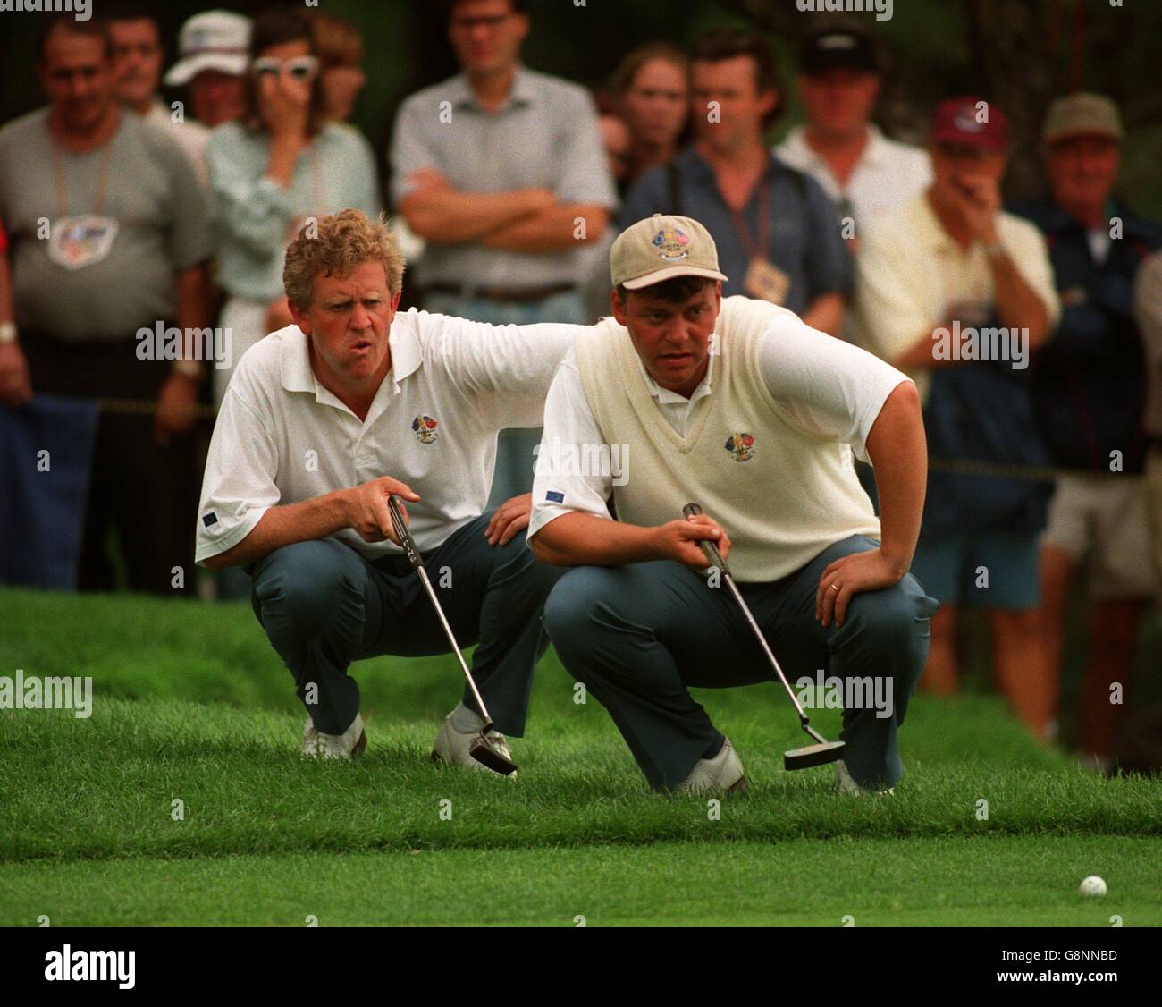 Golf - Ryder Cup - Europe v USA - Valderrama Golf Club, Espagne.Colin  Montgomerie (à gauche) et Darren Clarke (à droite) en Europe font la queue  lors de leur victoire sur les