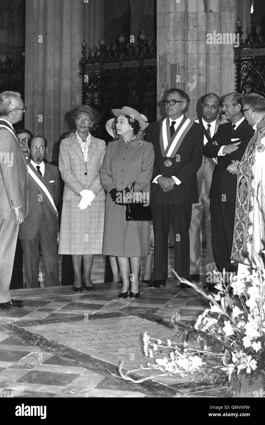 La reine Élisabeth II avec le sénateur Jean-Marie Girault (à gauche), maire de Caen, près du tombeau de Guillaume le Conquérant, dans la chapelle Saint-Etienne, à l'abbaye aux hommes, Caen, dans le cadre des cérémonies d'anniversaire d'aujourd'hui du débarquement. Toujours sur cette photo, le duc d'Édimbourg (deuxième à droite) et le Père Brillad. Banque D'Images