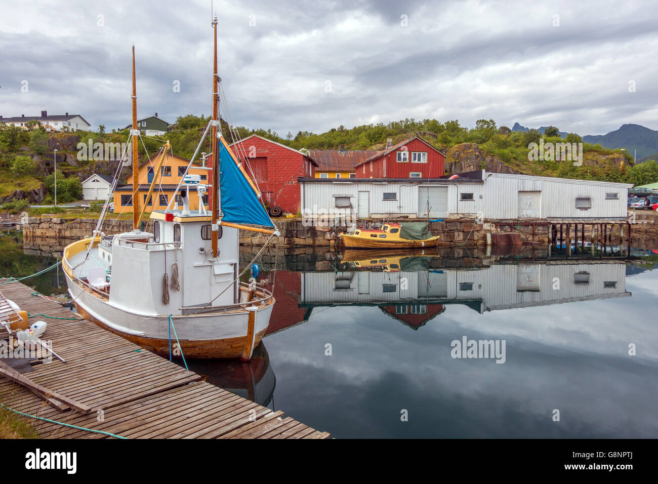 Bateau de pêche, le port de port et immeubles en bois Kabelvag Kabelvåg, îles Lofoten, Norvège Banque D'Images