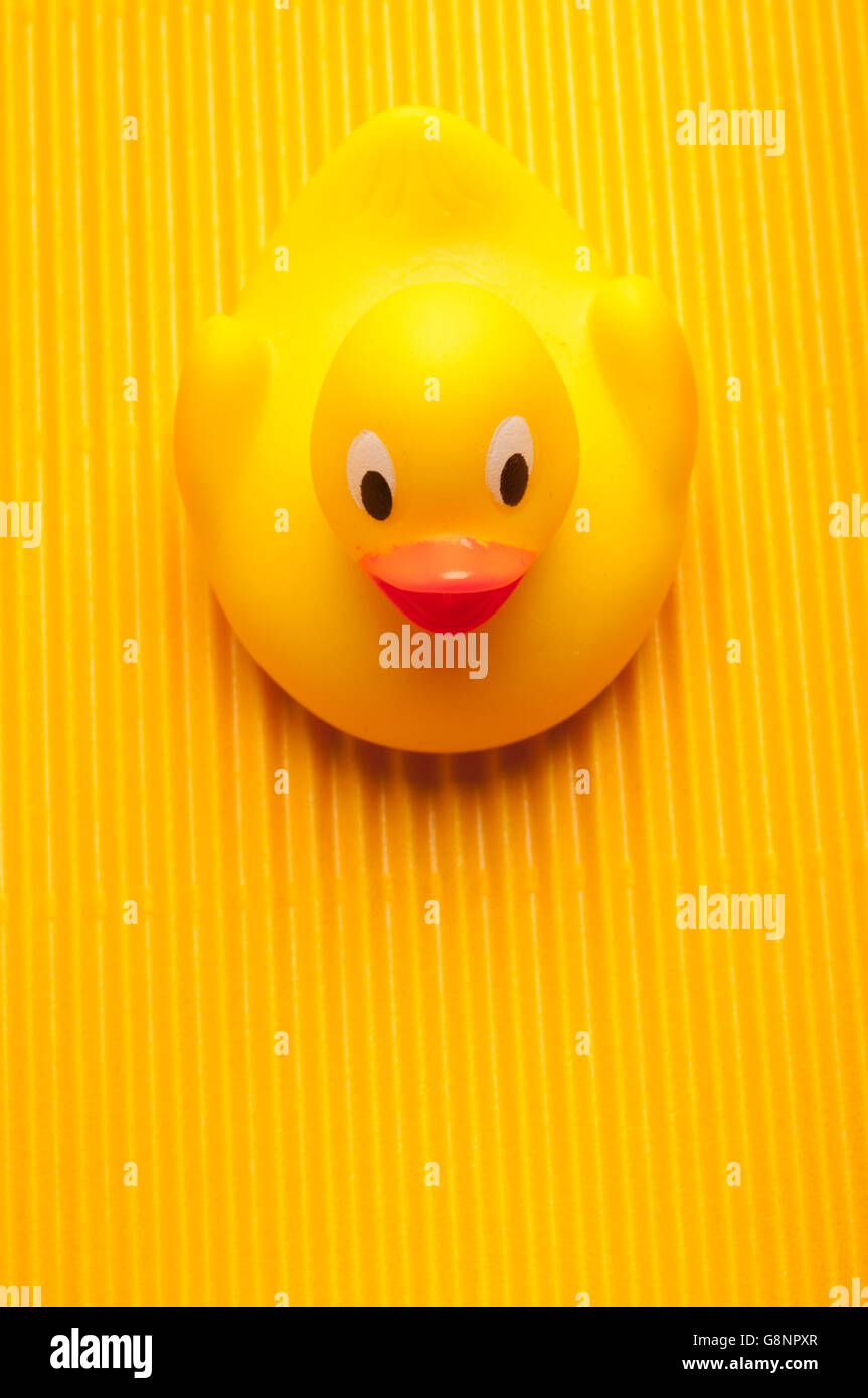 Canard en plastique jaune jouet sur fond jaune Banque D'Images