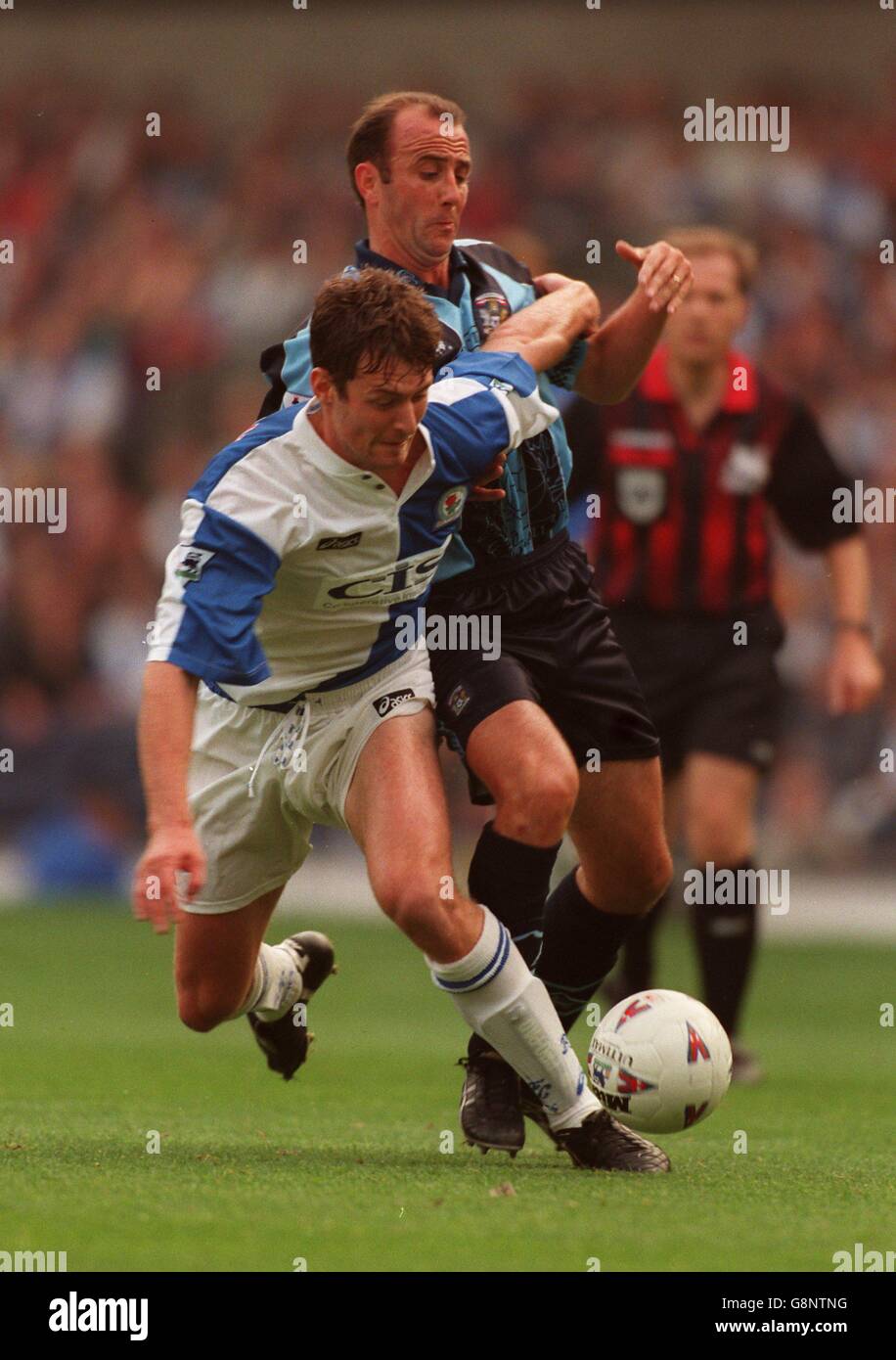 Chris Sutton de Blackburn Rovers (à gauche) lutte avec Gary McAllister, Coventry City (à droite) Banque D'Images