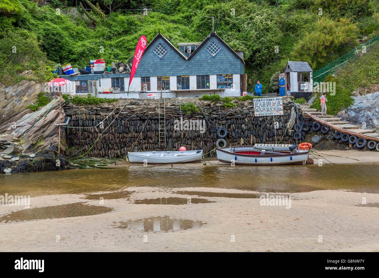 Une maison de bateau avec des bateaux sur le fleuve estuaire Gannel, plage de Crantock, près de Newquay en Cornouailles, Royaume-Uni. Banque D'Images