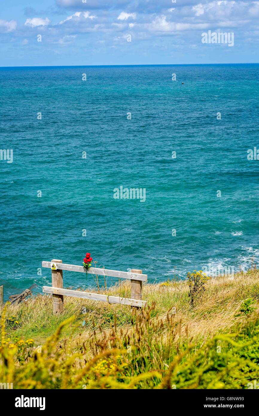 Un monument commémoratif placé sur West Pentire les vagues et la mer bleue ocean ofnthe Cornouailles UK Banque D'Images