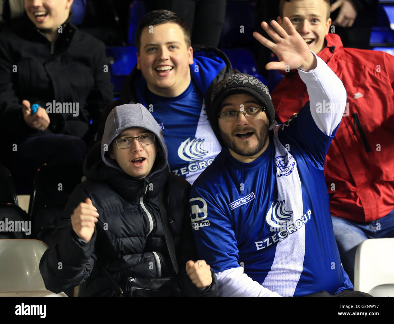 Les fans de Birmingham City dans les stands montrent leur soutien lors du match de championnat Sky Bet à St Andrews, Birmingham. Banque D'Images
