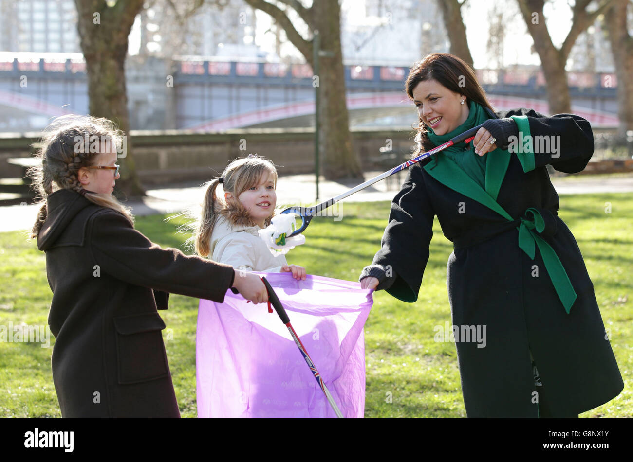 Kirstie Allsopp, présentatrice et Elèves de l'école de Channing, Highgate - lauréats de Clean pour le concours d'affiches Queen Ecoles, lors d'un week-end de photocall avant Clean for the Queen (CFTQ), une poussée nationale pour nettoyer les rues de Grande-Bretagne pour le 90e anniversaire de la Reine, à Victoria Tower Gardens, Londres. Banque D'Images