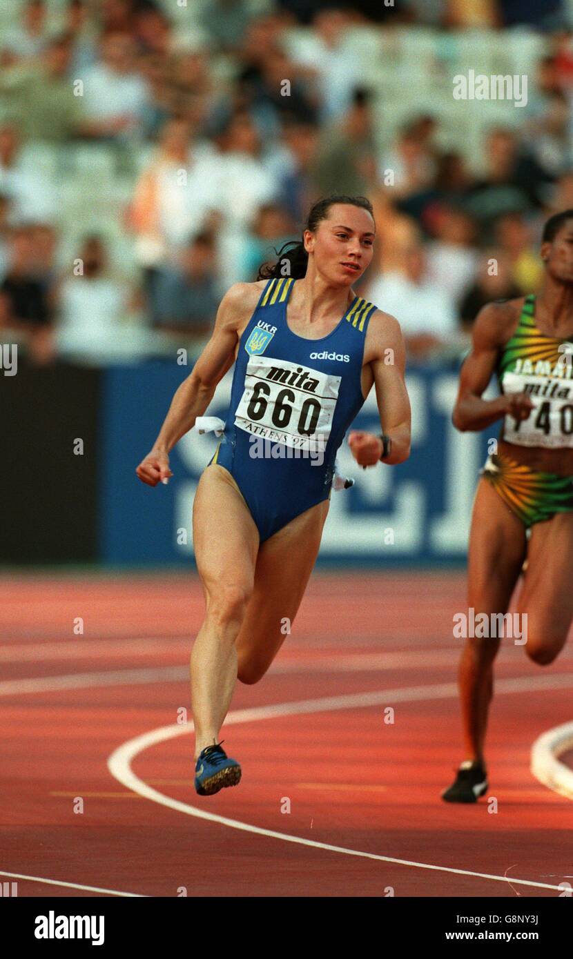 Athletisme Sixieme Championnat Du Monde Iaaf Athenes 1997 Semi Finale De 200m Feminin Zhanna Pintusevich Ukraine Photo Stock Alamy