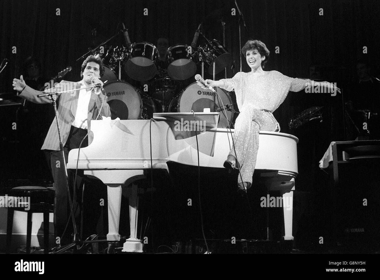 Donny Osmond et sa sœur Marie chantent à l'unisson lors du concert du groupe de la famille pop au Rainbow Theatre, à Finsbury Park, Londres. La visite des Osmond en Angleterre a été leur première depuis mai 1975, et a suivi une pétition spéciale signée par plus de 30,000 fans britanniques. Banque D'Images