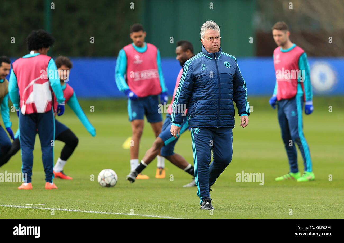 Guus Hiddink, gestionnaire intérimaire de Chelsea, pendant une séance de formation au terrain d'entraînement du FC Chelsea, Stoke d'Abernon. Banque D'Images Guus Hiddink, gestionnaire intérimaire de Chelsea, pendant une séance de formation au terrain d'entraînement du FC Chelsea, Stoke d'Abernon. Banque D'Images