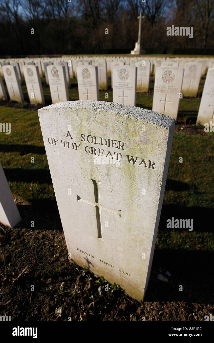 Tombes de soldats britanniques qui ont combattu à la somme pendant la première Guerre mondiale, qui sont enterrées au cimetière de Connaught près du mémorial Thiepval aux disparus de la somme dans le nord de la France. Banque D'Images