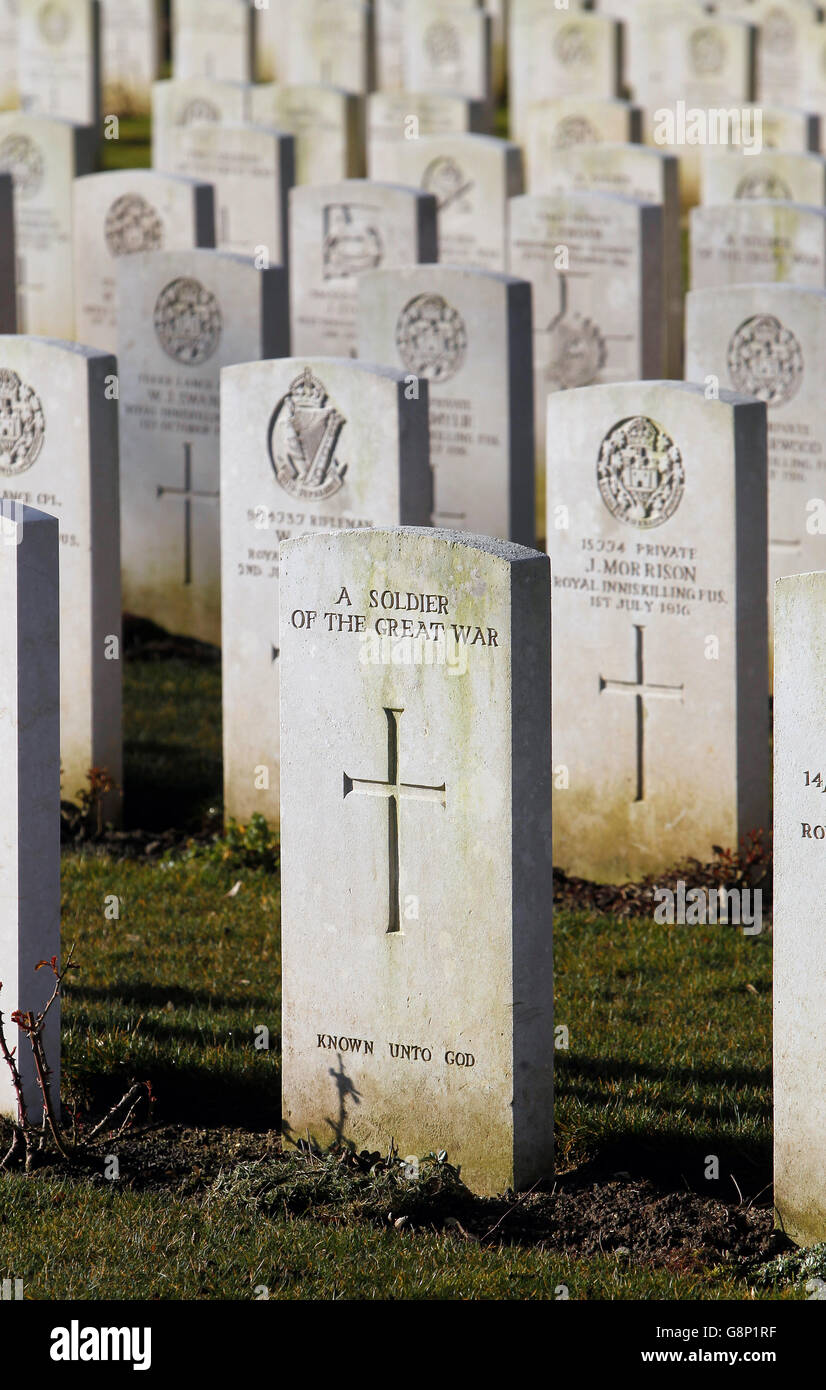 Tombes de soldats britanniques qui ont combattu à la somme pendant la première Guerre mondiale, qui sont enterrées au cimetière de Connaught près du mémorial Thiepval aux disparus de la somme dans le nord de la France. Banque D'Images