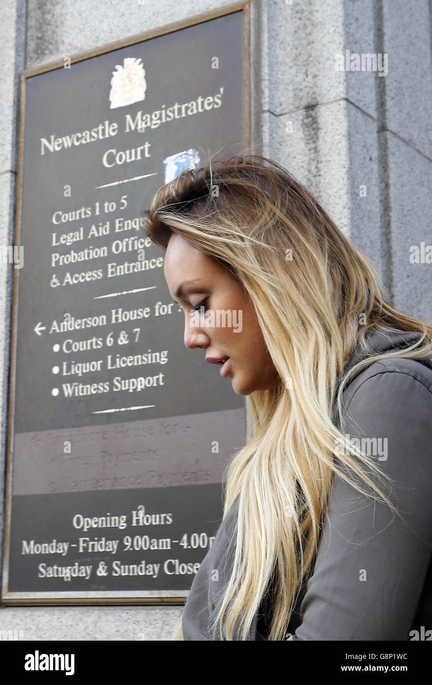 Charlotte Crosby, star de télé-réalité, quitte le tribunal des magistrats de Newcastle où elle a été accusée de conduite avec un verre. Banque D'Images