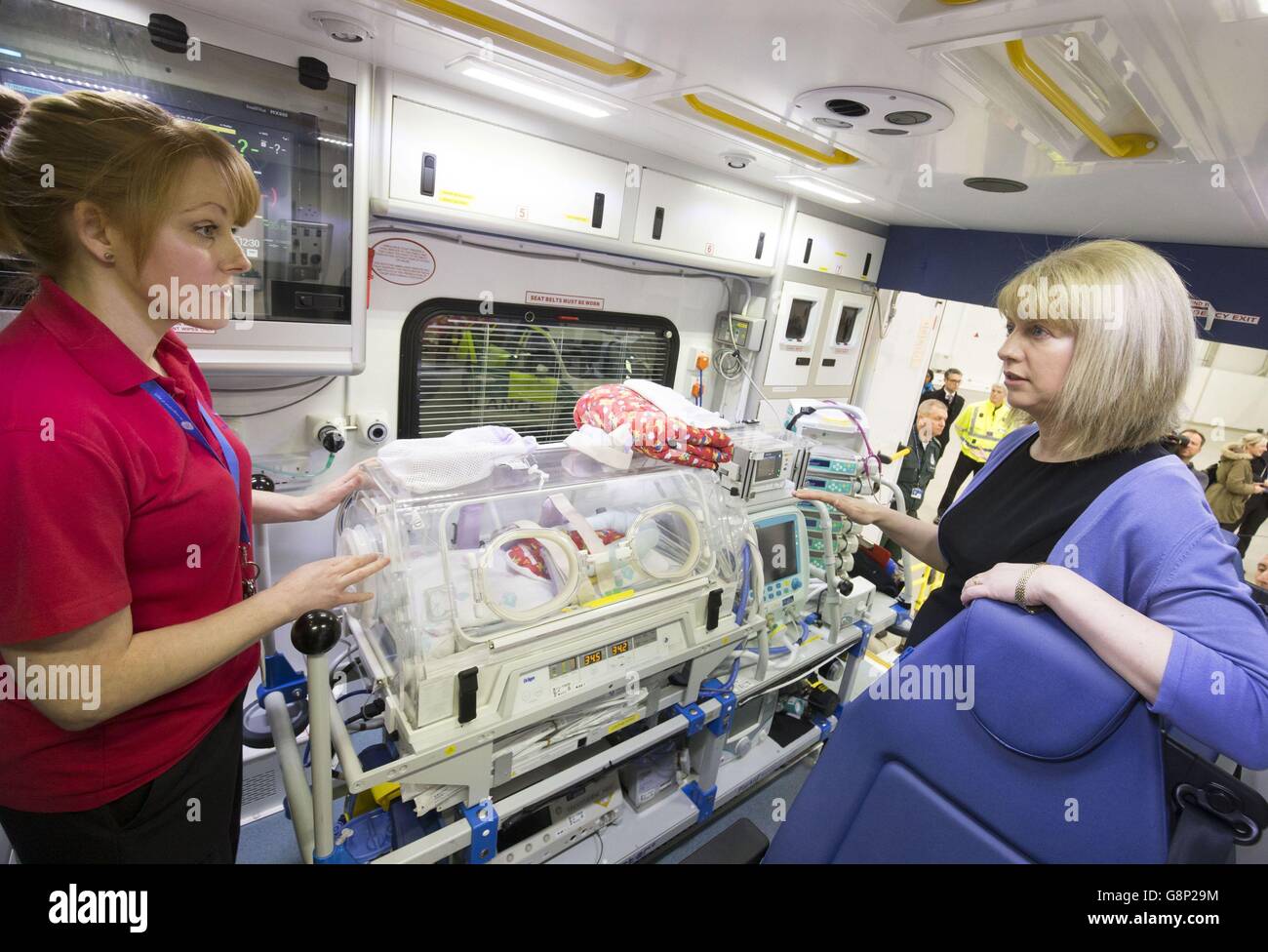 Secrétaire du Cabinet pour la santé et l'ampérage ; bien-être Shona Robison (à droite) dans une ambulance de transport néonatale lors d'une visite à la nouvelle base Scottish Ambulance Service de 4,5 millions de livres à l'aéroport de Glasgow. Banque D'Images