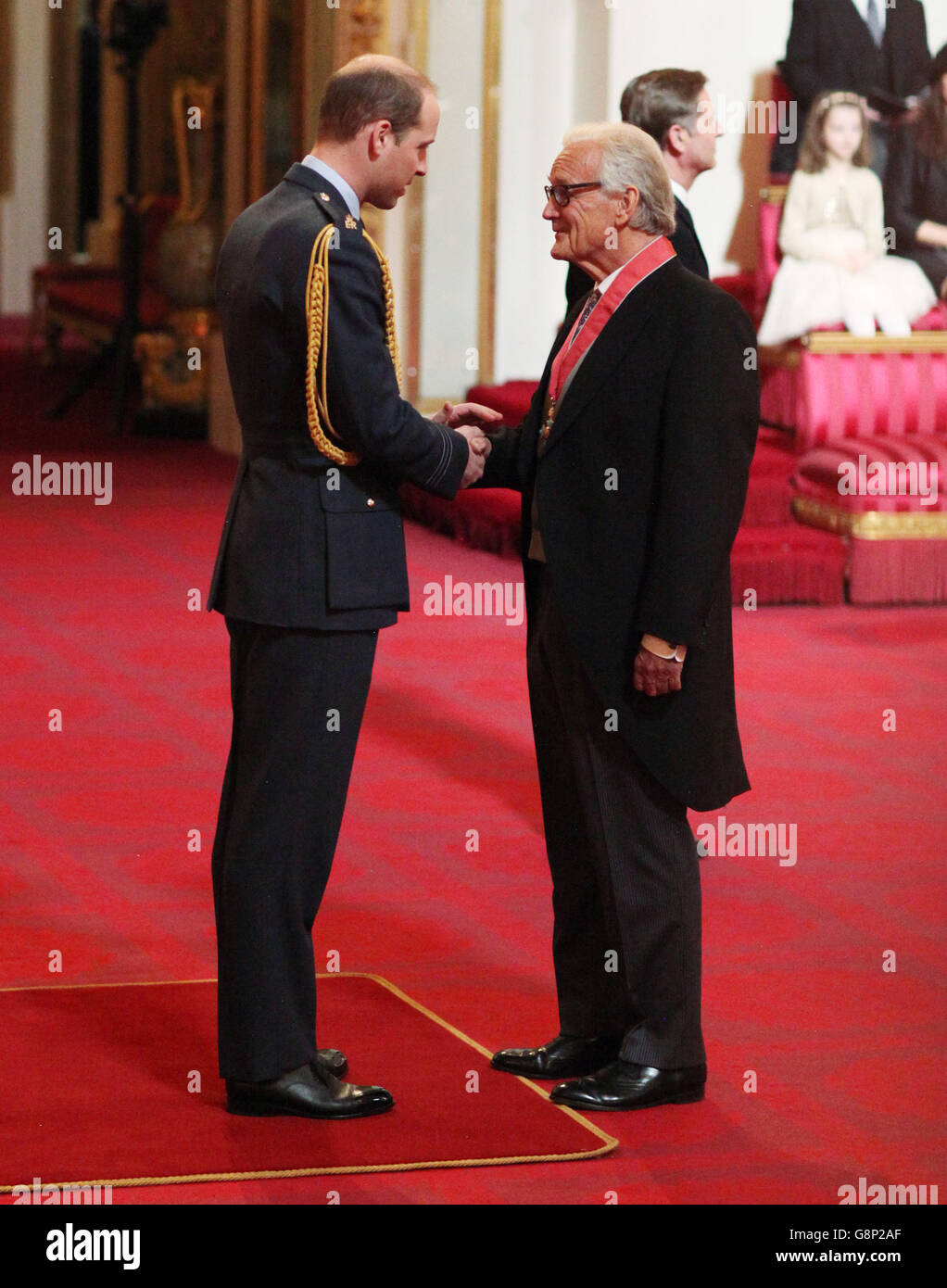 Fondateur et PDG de Save the Elephants le Dr Iain Douglas-Hamilton est nommé commandant de l'ordre de l'Empire britannique (CBE) par le duc de Cambridge lors d'une cérémonie d'investiture à Buckingham Palace, Londres. Banque D'Images