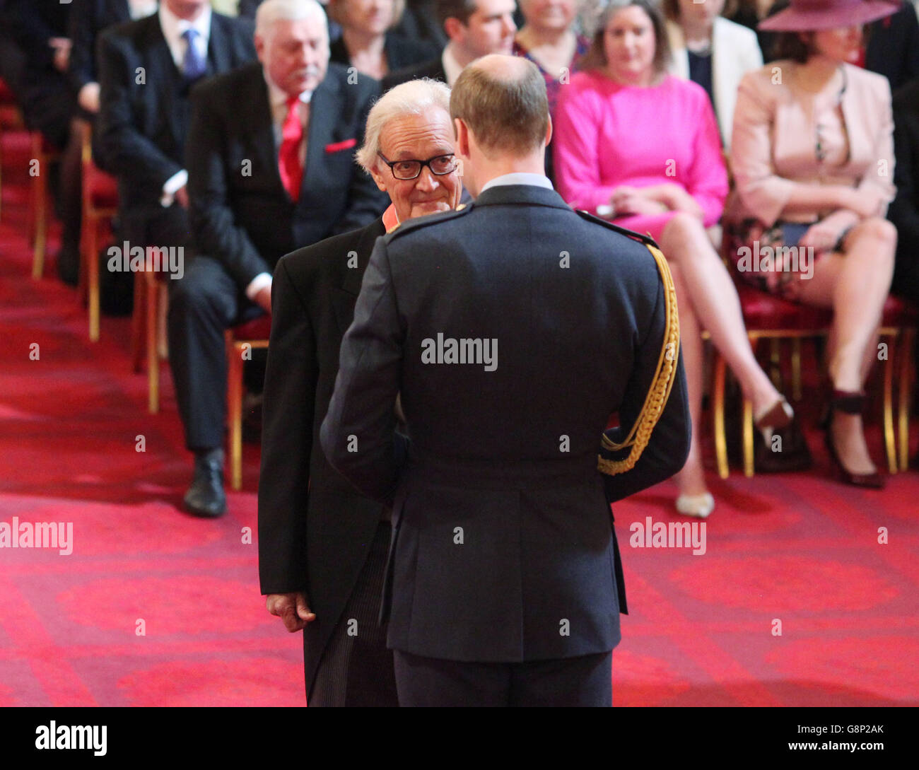 Fondateur et PDG de Save the Elephants le Dr Iain Douglas-Hamilton est nommé commandant de l'ordre de l'Empire britannique (CBE) par le duc de Cambridge lors d'une cérémonie d'investiture à Buckingham Palace, Londres. Banque D'Images