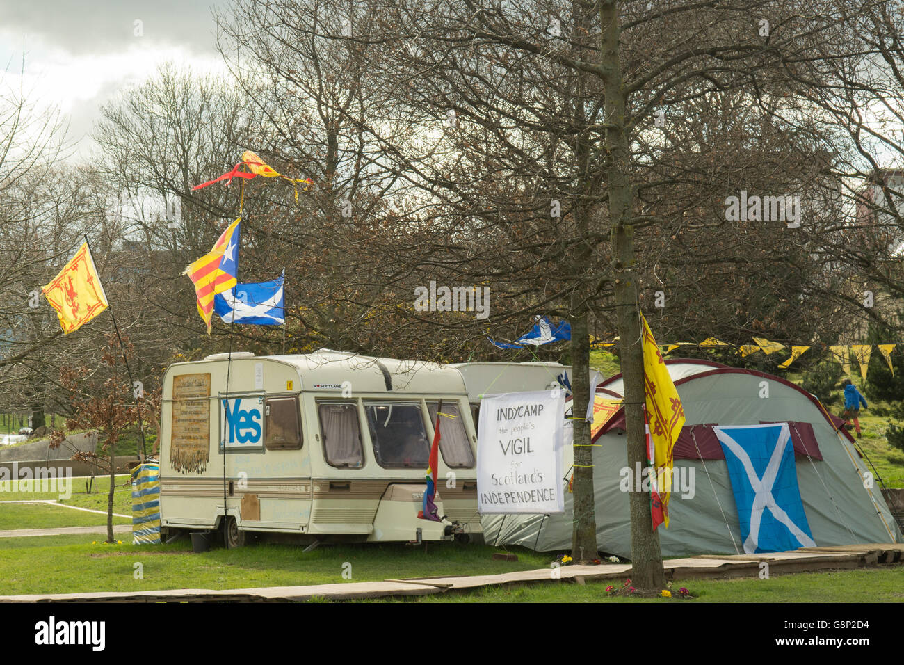 Camp de protestation de l'indépendance pro Holyrood 'IndyCamp' dans Holyrood Park à l'extérieur de l'édifice du Parlement écossais Banque D'Images