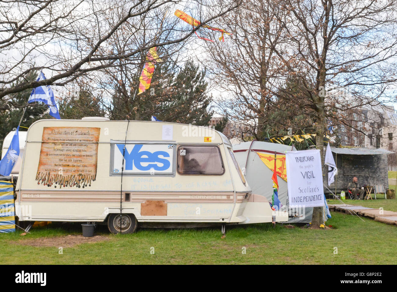Camp de protestation de l'indépendance pro Holyrood 'IndyCamp' dans Holyrood Park à l'extérieur de l'édifice du Parlement écossais Banque D'Images