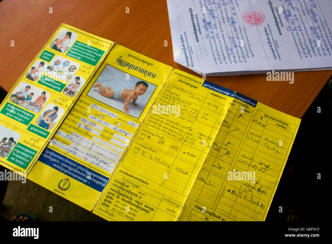 Un certificat de naissance de l'enfant est sur un bureau dans une école à Chork, village au Cambodge. Banque D'Images