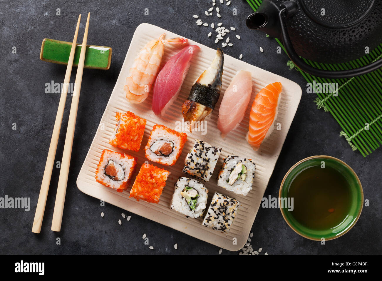Ensemble de sushi, maki et thé vert sur table en pierre. Vue d'en haut Banque D'Images