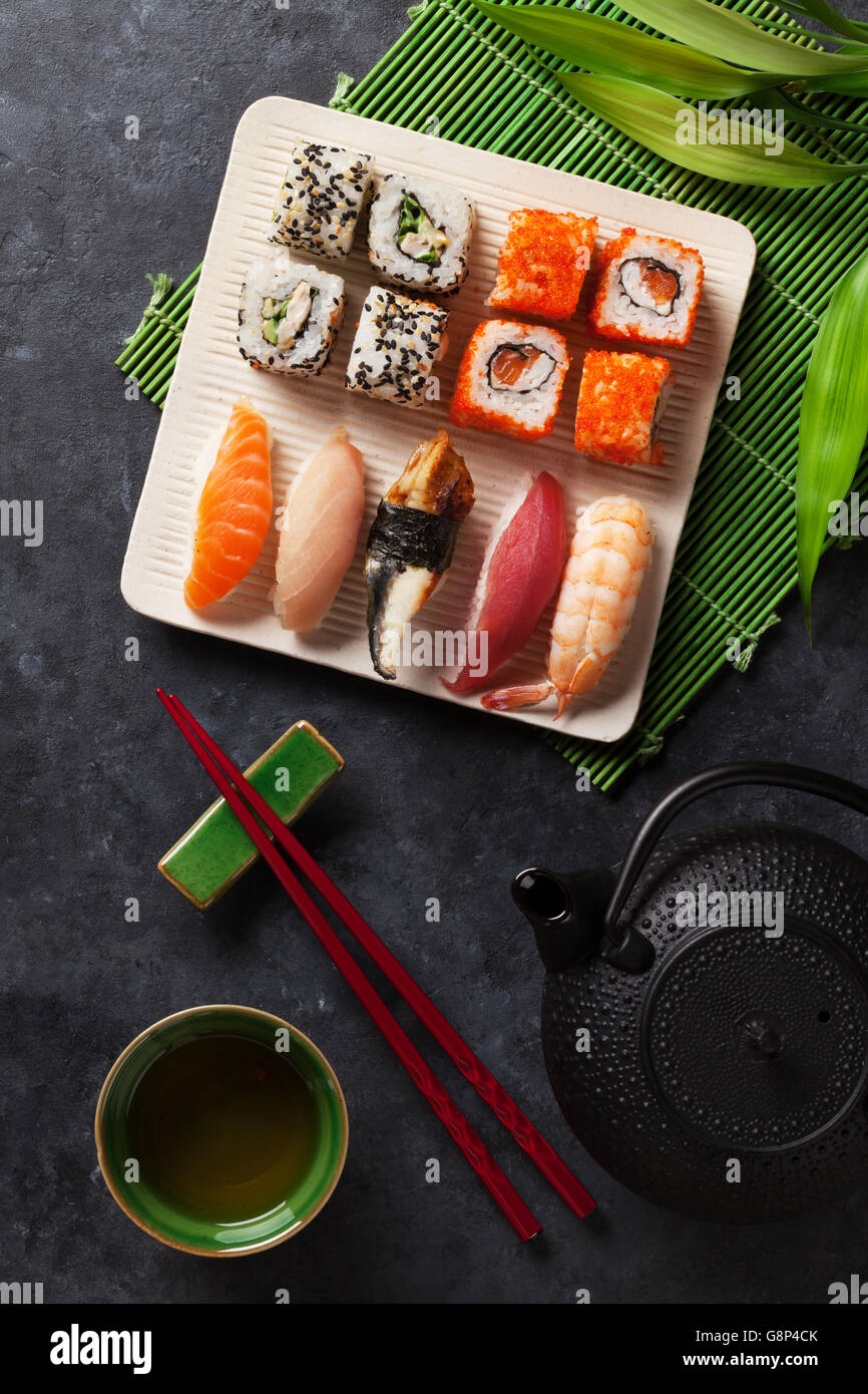 Ensemble de sushi, maki et thé vert sur table en pierre. Vue d'en haut Banque D'Images