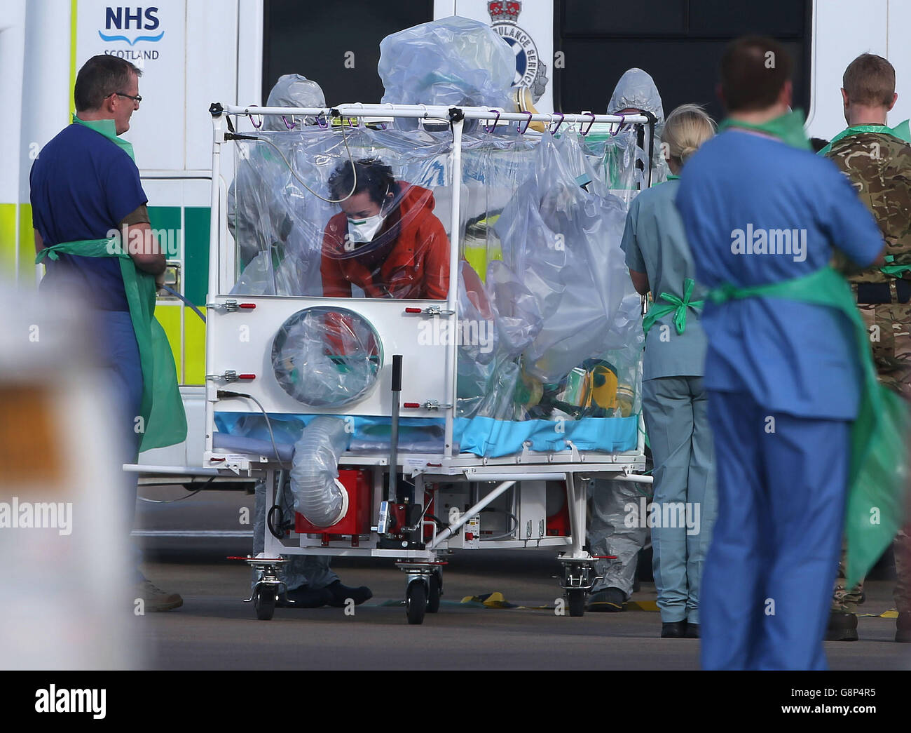 L'infirmière Pauline Cafferkey est transportée dans un avion Hercules de la RAF à l'aéroport de Glasgow avant d'être transportée à Londres pour un traitement à l'hôpital Royal Free après avoir contracté le virus Ebola. Banque D'Images