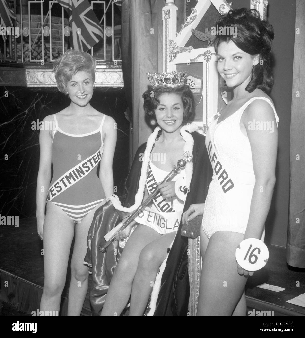 Couronné Miss England 1964, Brenda Blackler, 20 ans, qui a concouru sous le nom de Miss Central London, est photographiée avec Joan Lofthouse, 19 ans, à droite, et Tracey Ingram (Miss Westminster), 21 ans, troisième. Le concours Miss England a eu lieu à la salle de bal Ritz à Manchester. Banque D'Images