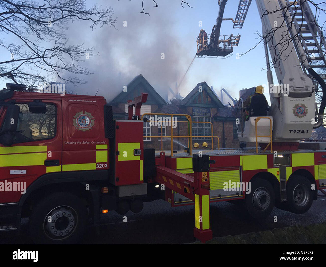 Feu de l'église St Pauls.Les pompiers continuent de faire feu à la salle de l'église St Pauls à Winlaton, Tyne et Wear. Banque D'Images