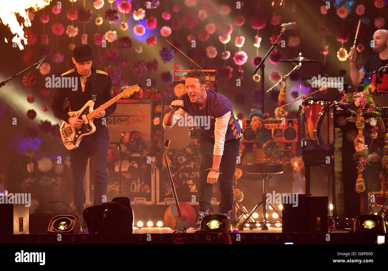 Chris Martin de Coldplay sur scène lors des Brit Awards 2016 à l'O2 Arena, Londres. Banque D'Images