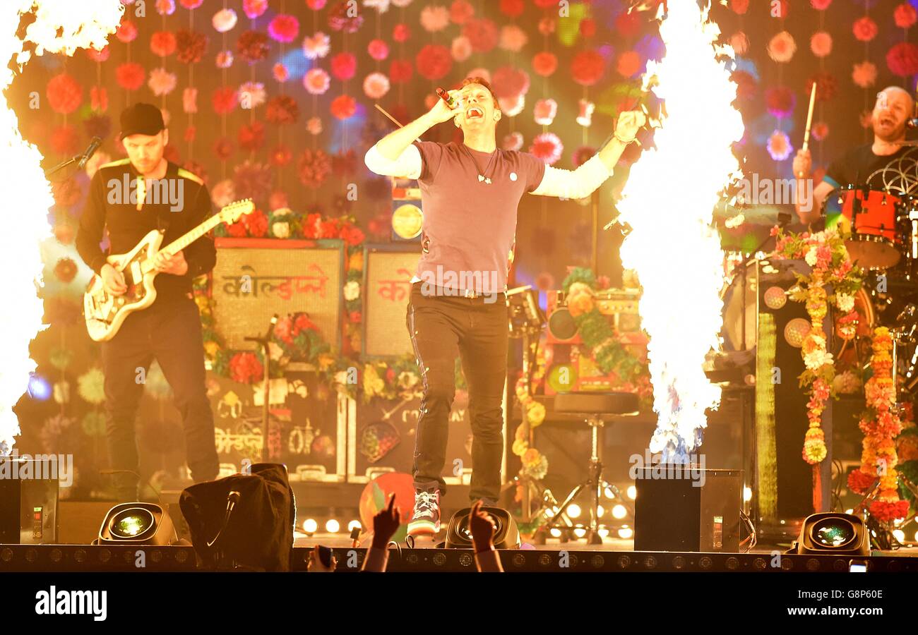 Chris Martin de Coldplay sur scène lors des Brit Awards 2016 à l'O2 Arena, Londres. Banque D'Images